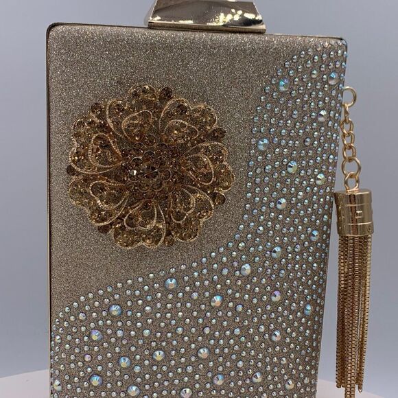 New  bow shape, feminine earrings in gold with clear stones, dainty, sparkling - Picture 15 of 16